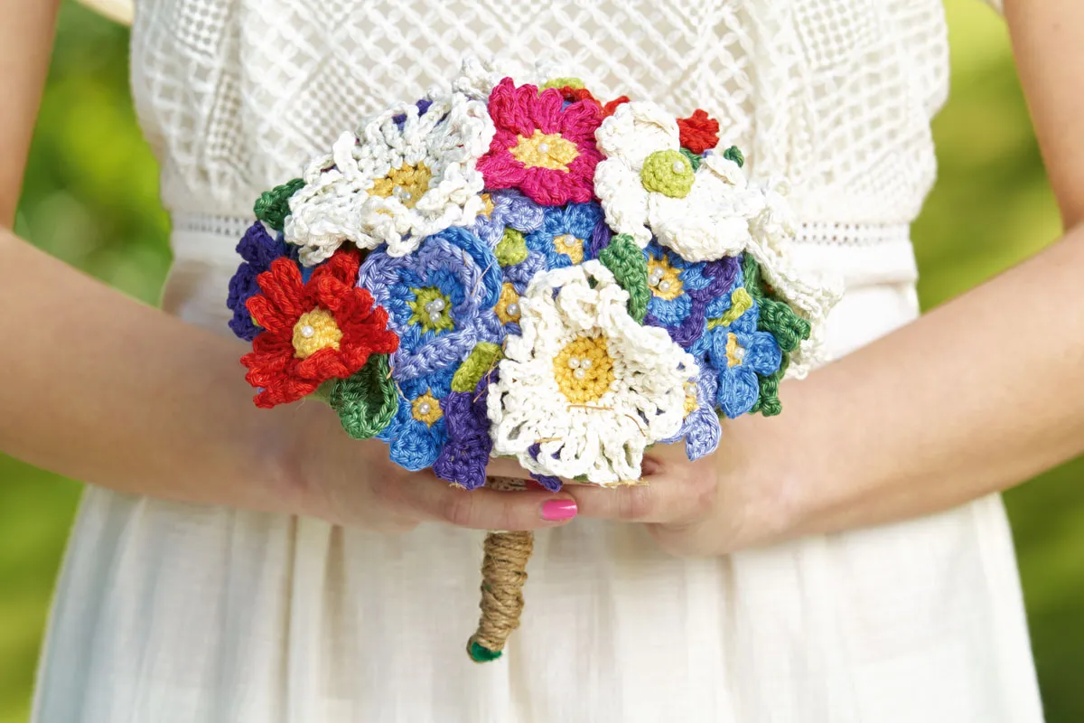 crochet-bouquet-of-flowers-in-hands