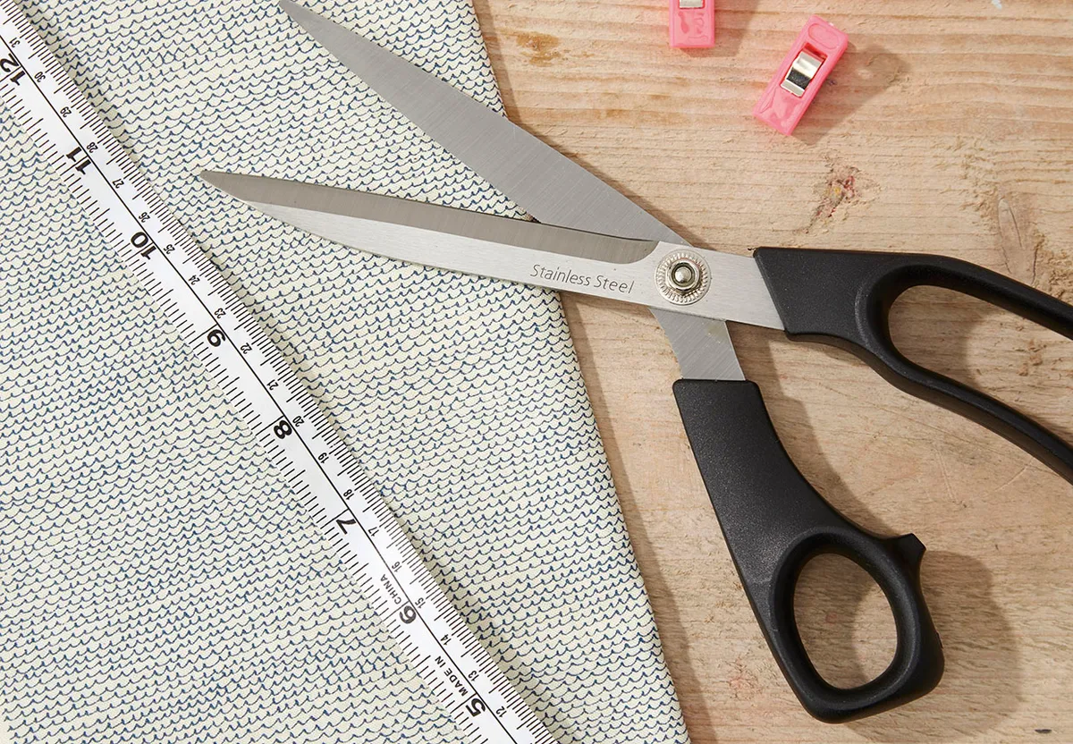 Bent-handled scissors