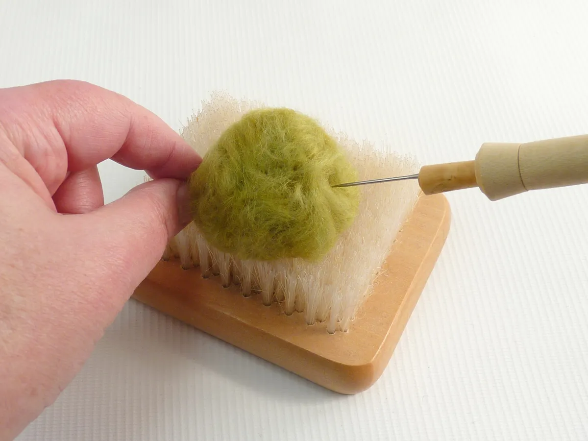 HOW TO NEEDLE FELT FOR BEGINNERS – DO'S AND DON'TS - Ultimate Guide To  Needle Felting In The Felt Hub