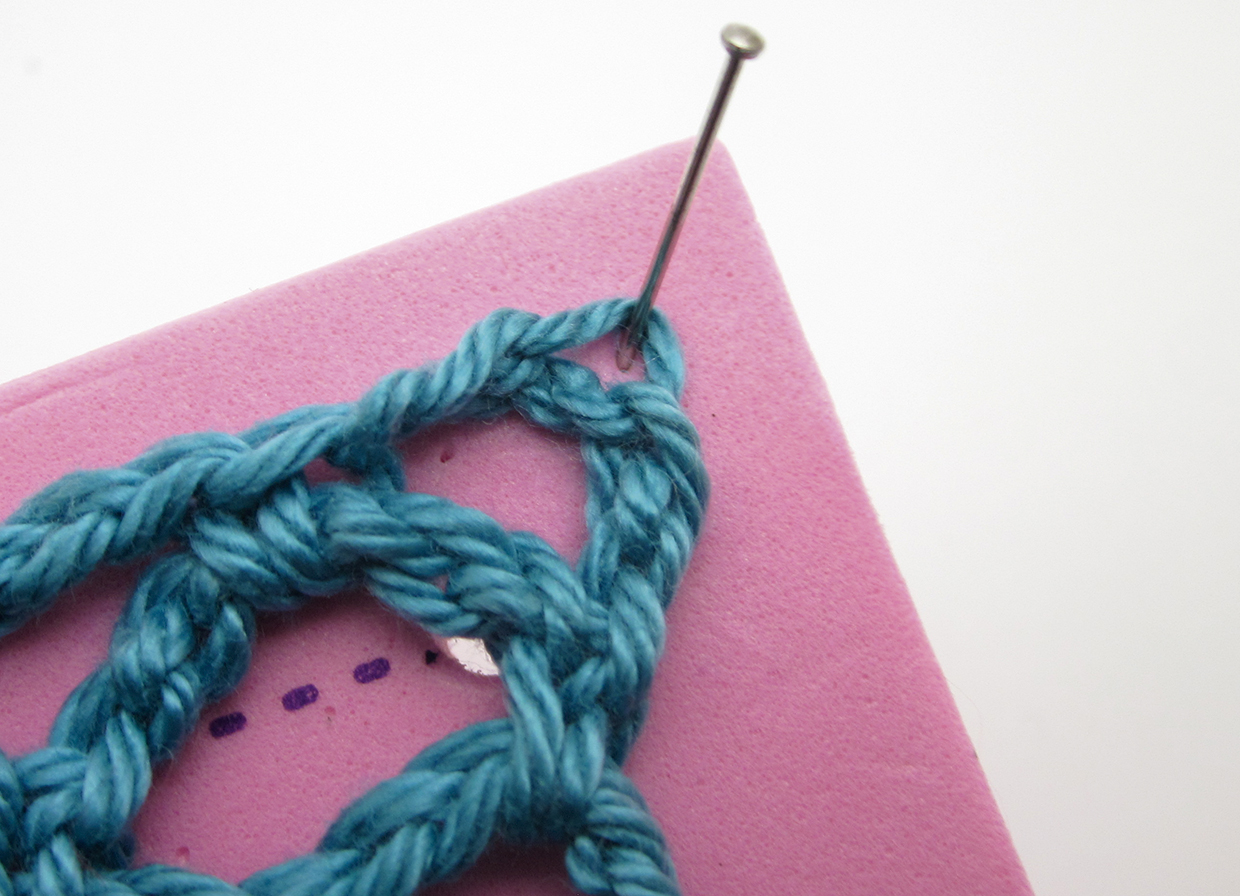 How_to_block_crochet_pins_01