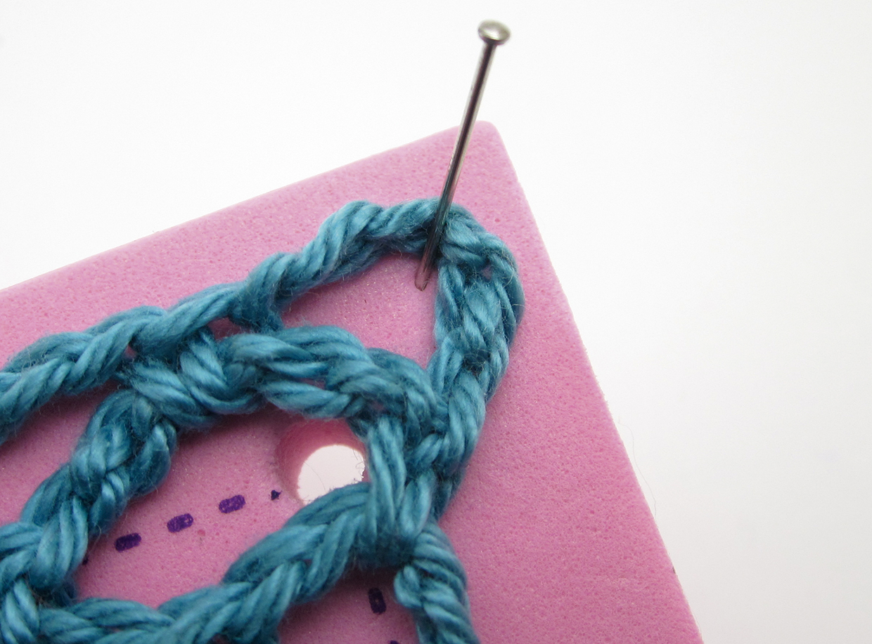 How_to_block_crochet_pins_02
