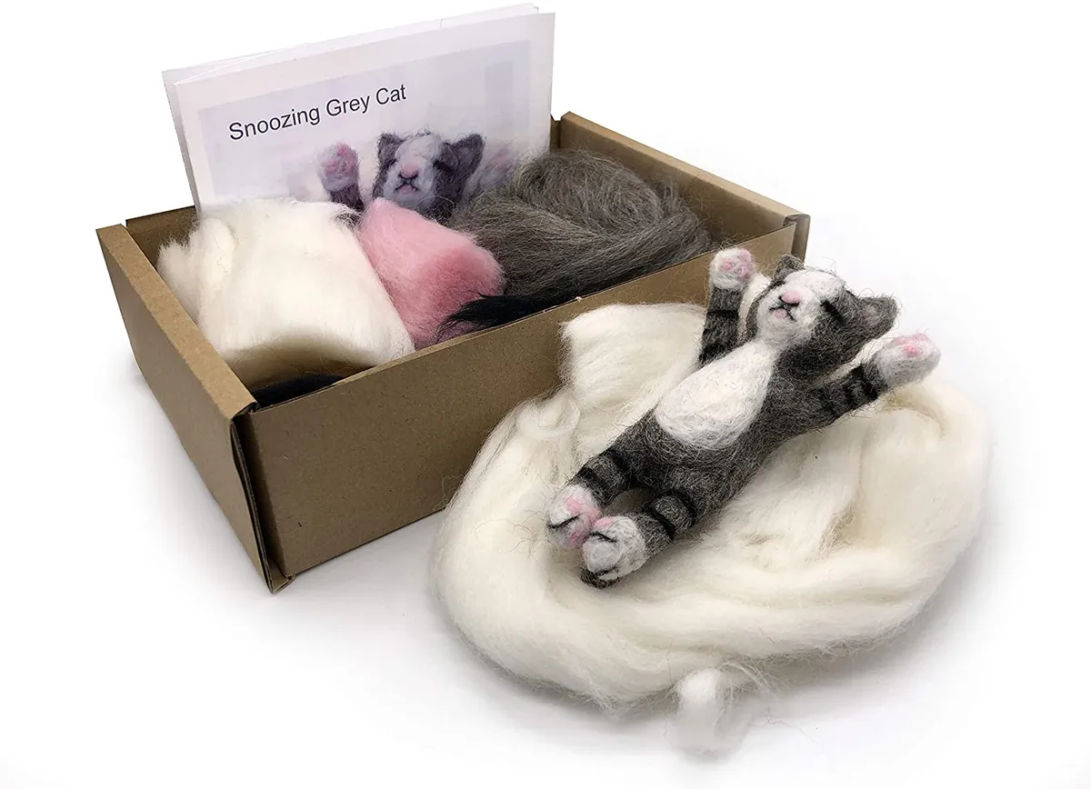 Sleepy needle felt cat kit for beginners