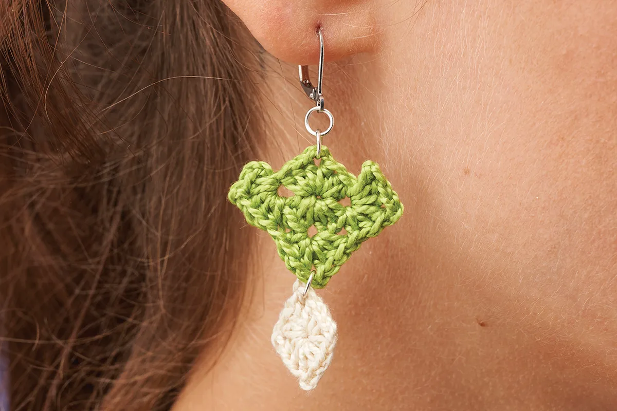 Free_granny_Square_earring_crochet_pattern