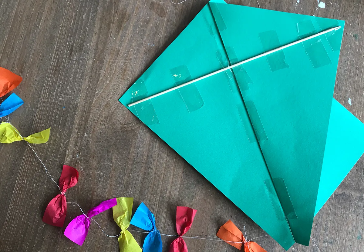 How to make a kite out of paper