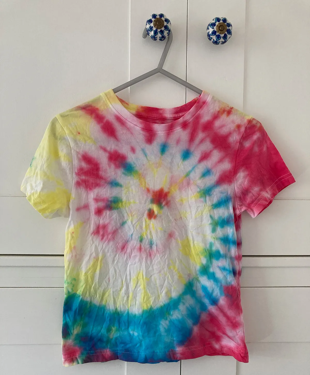 How to tie dye a shirt – step by step guide for beginners - Gathered