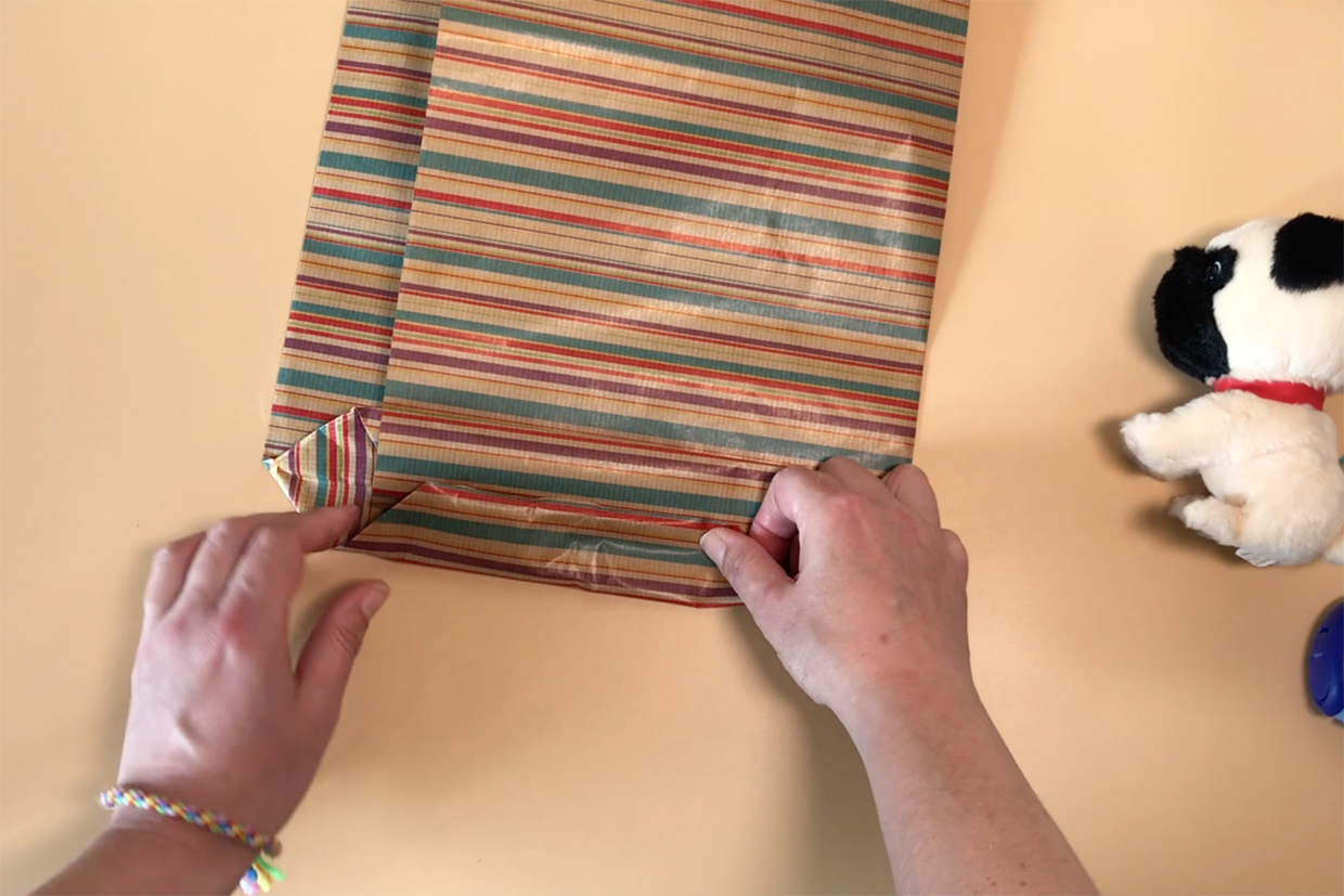 how to make a bag out of wrapping paper step7