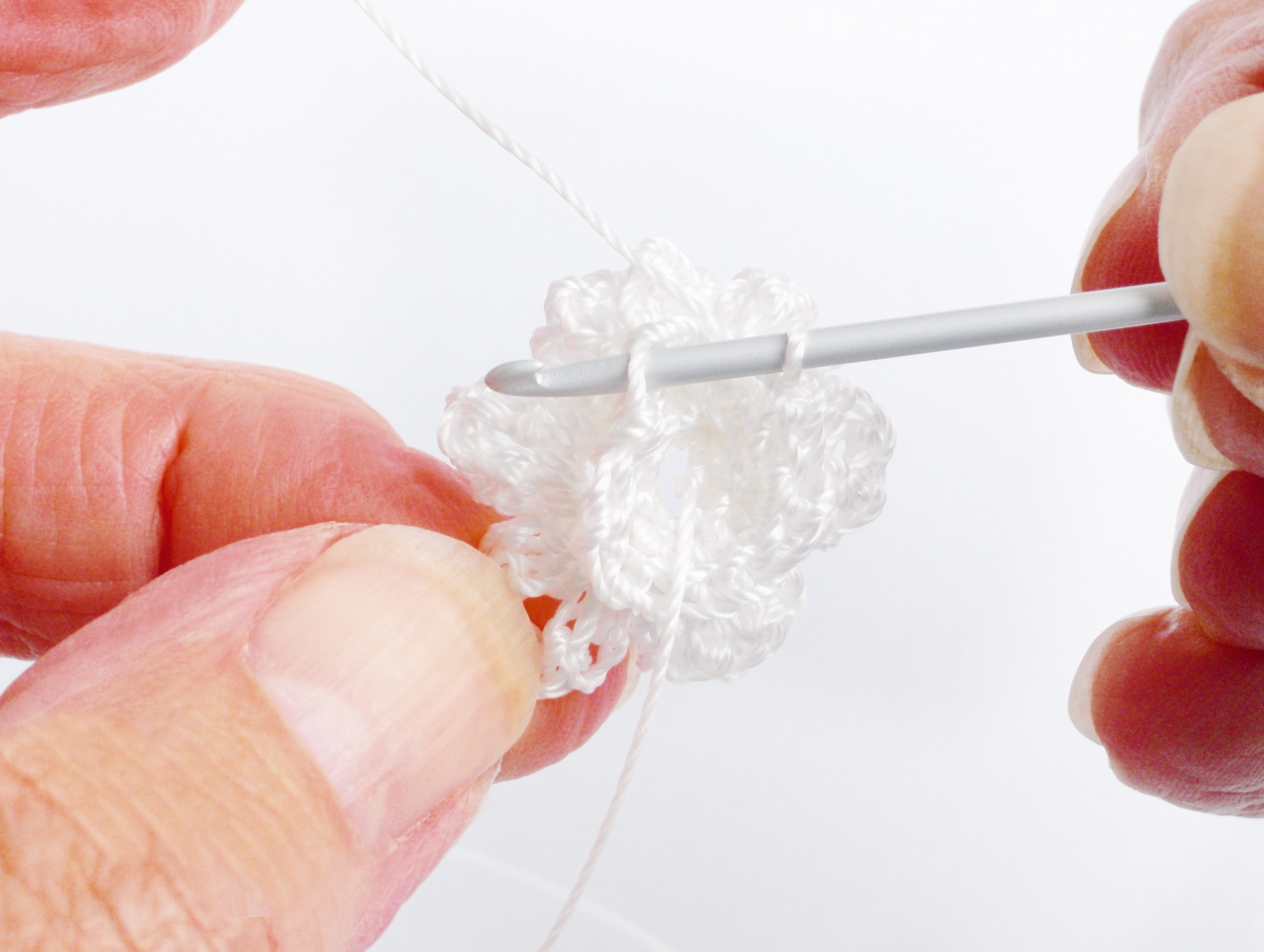 How to make a crochet flower hair clip – step 3