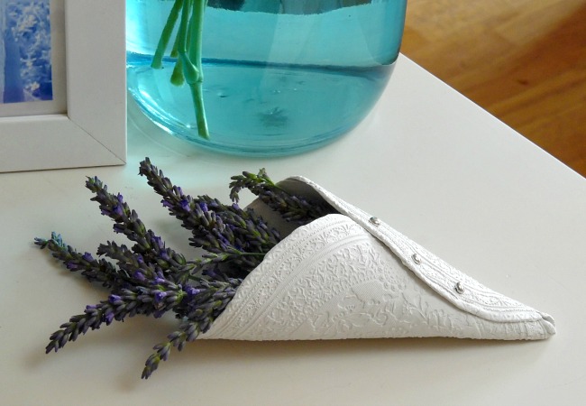 Flower holder using air dry clay by a Happy Home in Holland