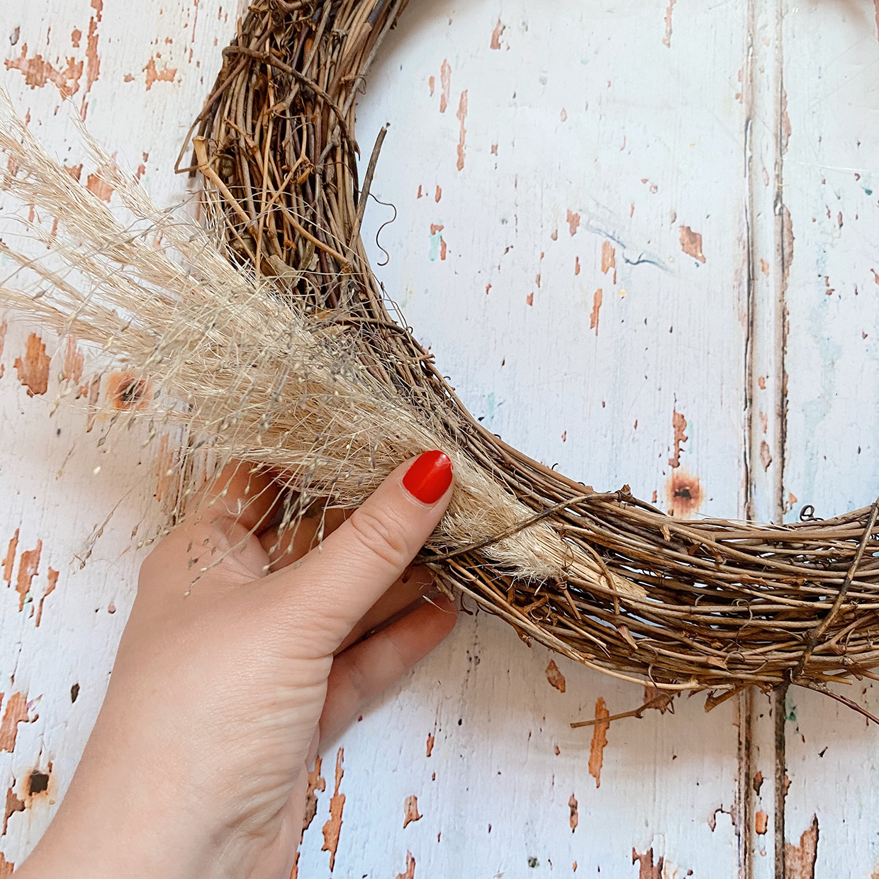 How to make an Autumn wreath – weave the pampas grass in the wreath base
