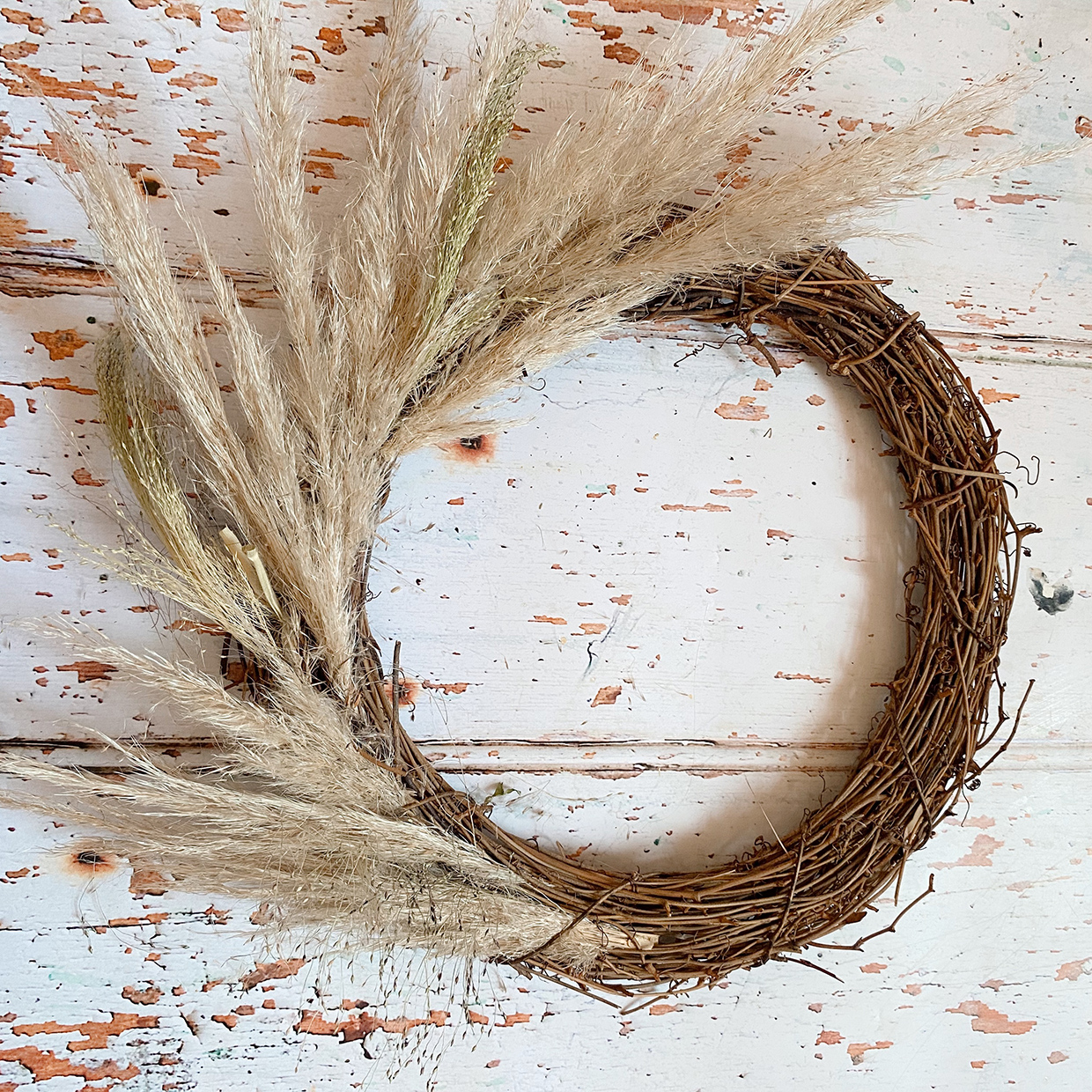 DIY Fall wreath – weave more pampass grass around the wreath edge