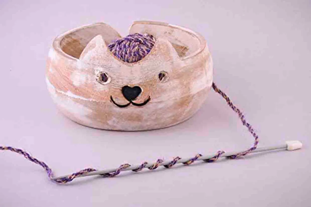 egos yarn bowl is carved is it has the smiling face and ears of a cat – cute!
