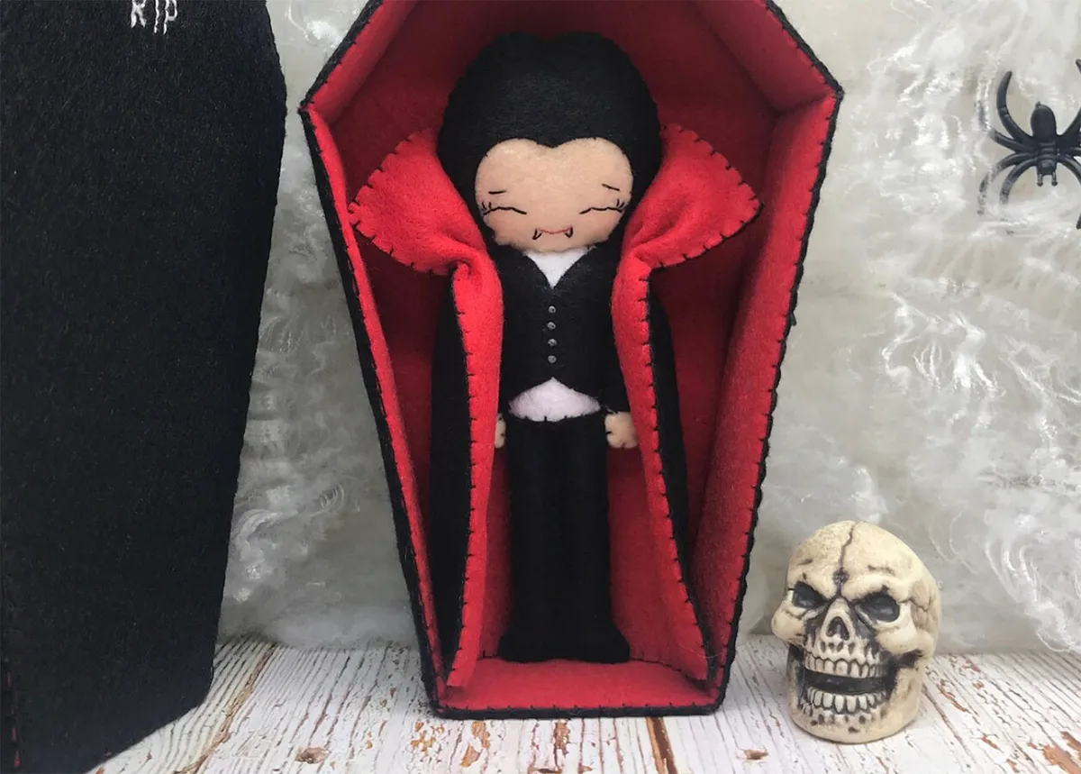 Halloween sewing patterns – felt vampire and coffin