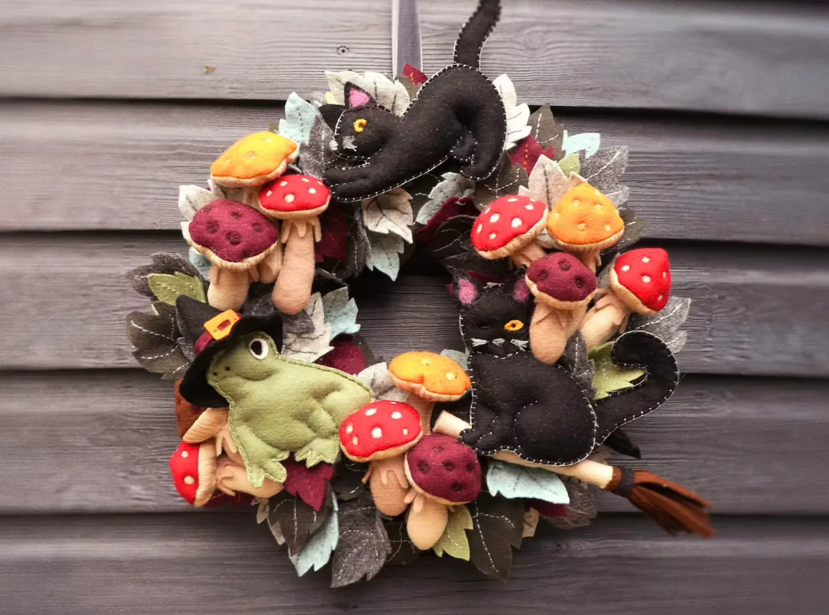 Halloween sewing patterns – witches' friends wreath