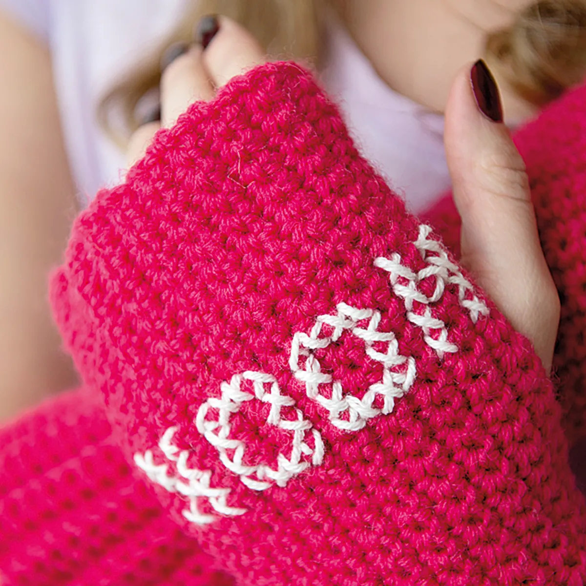 free fingerless gloves crochet pattern closeup 02