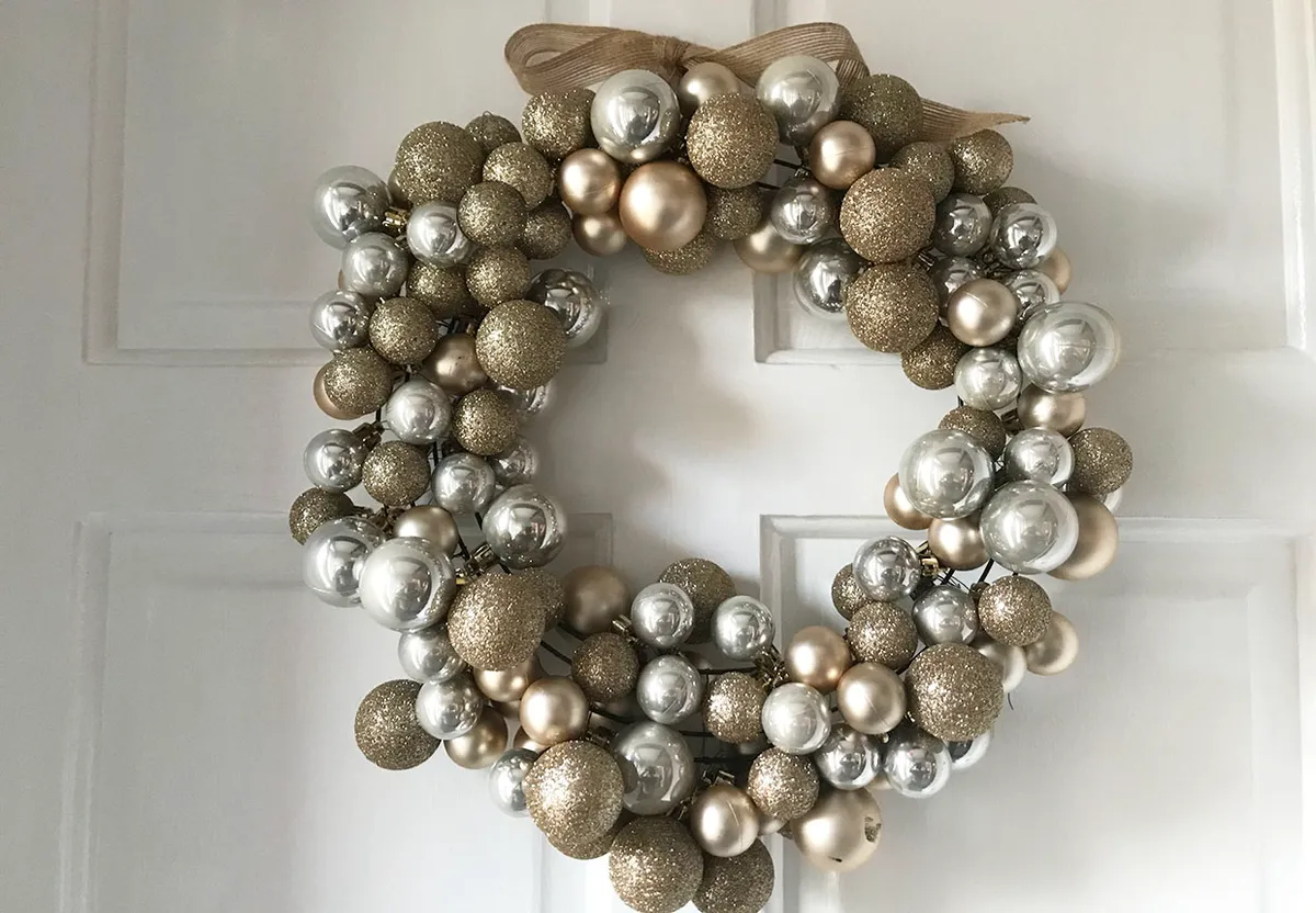 How to make a bauble wreath
