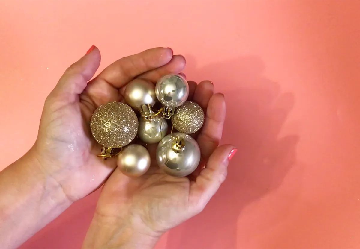 How to make a bauble wreath step 1