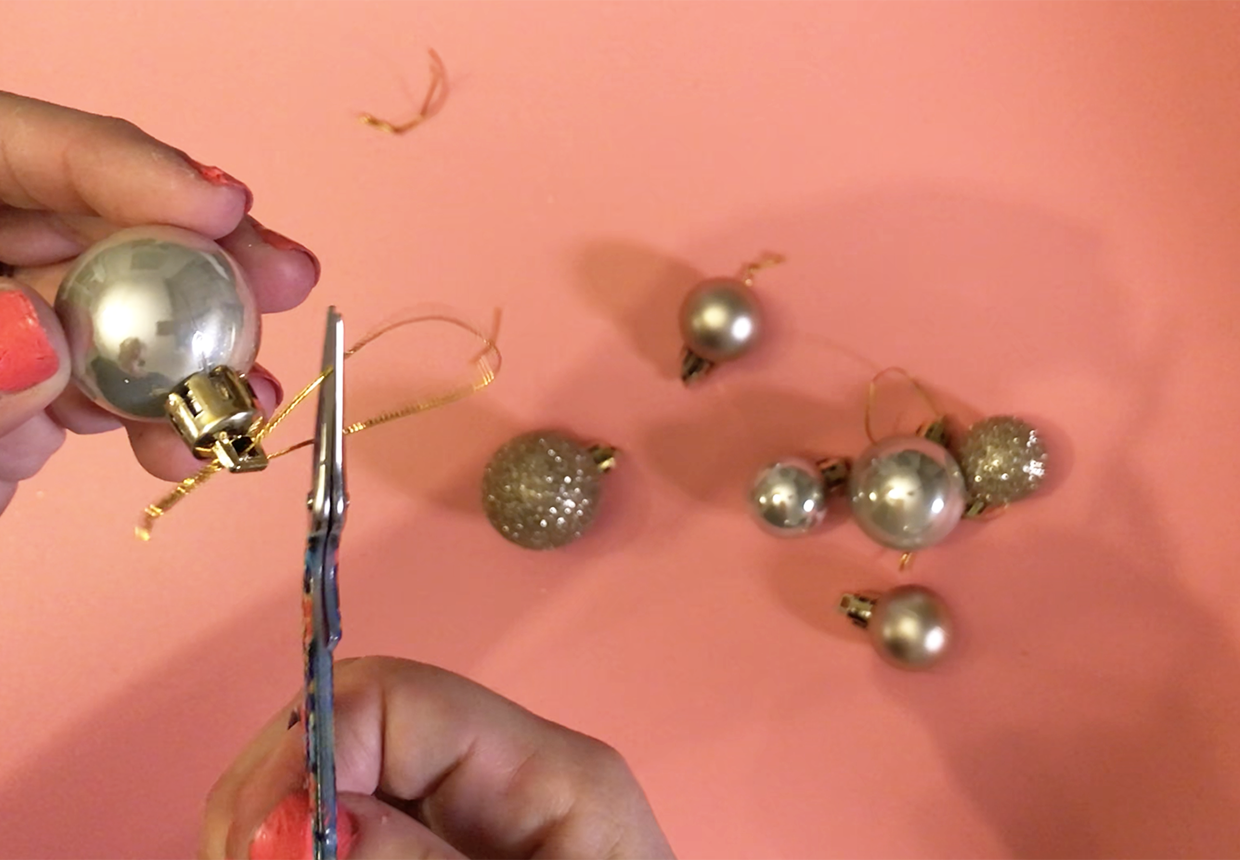 How to make a bauble wreath step 2