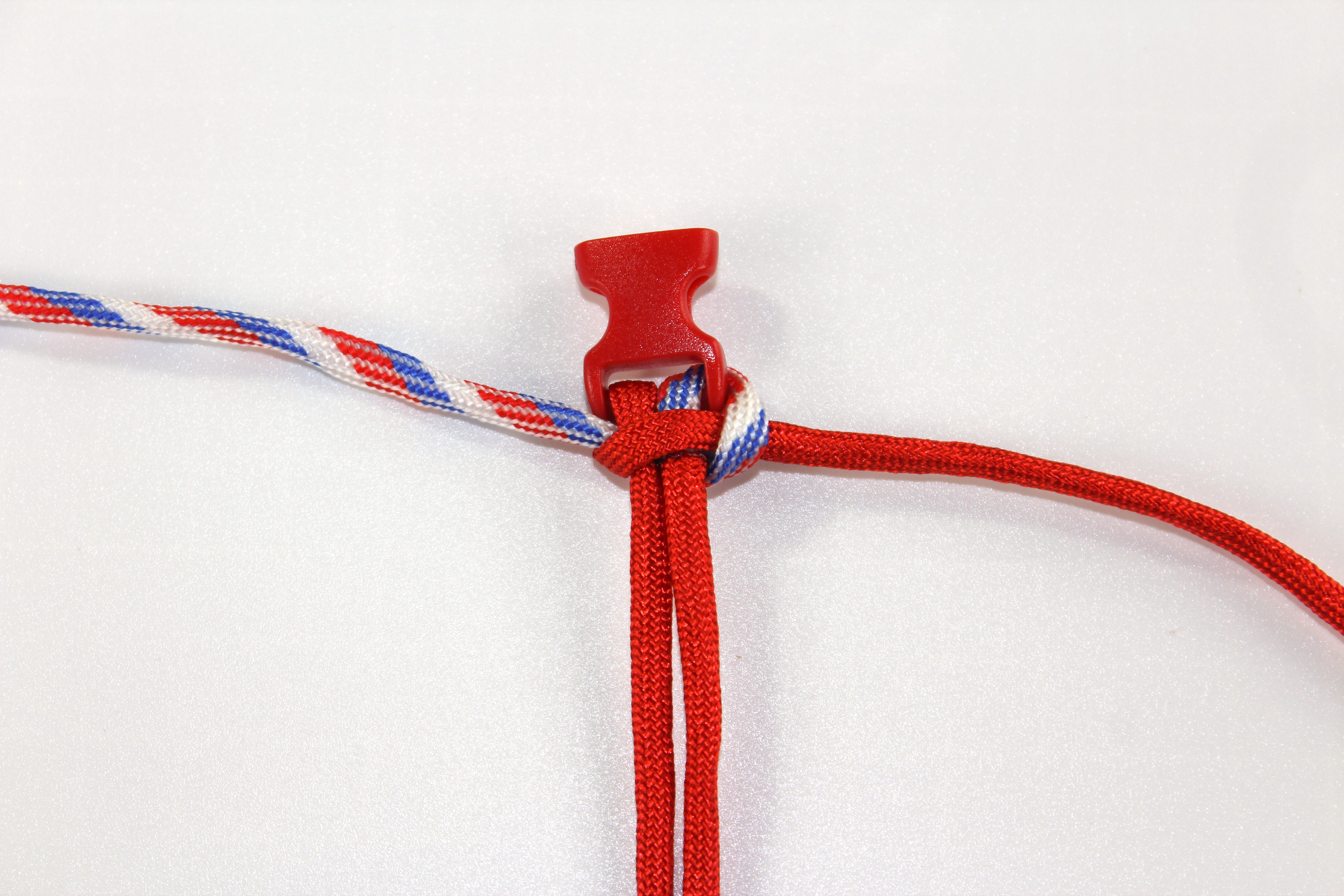 How to make a paracord bracelet with two colours – step 10