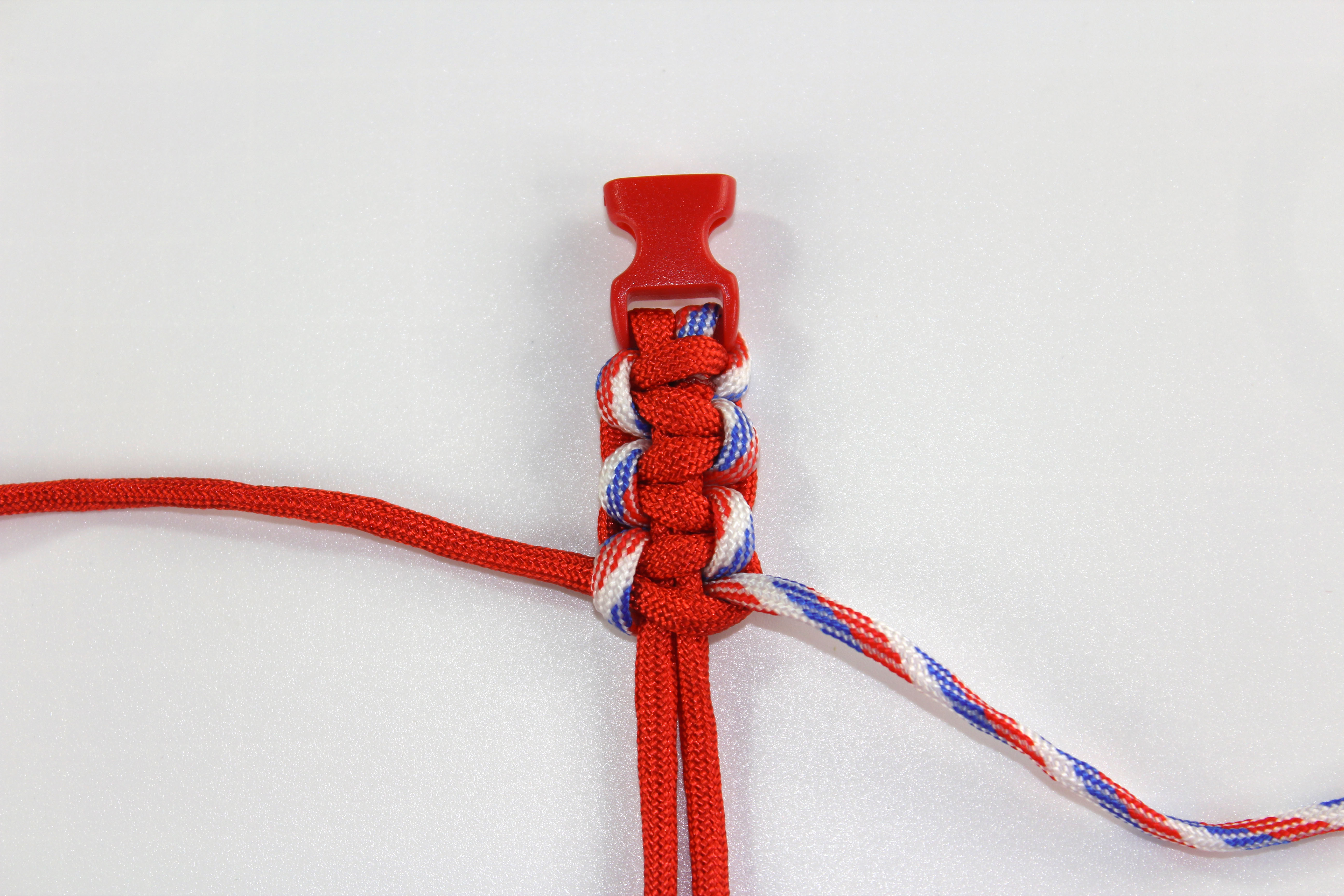 How to make a paracord bracelet with two colours - step 12a