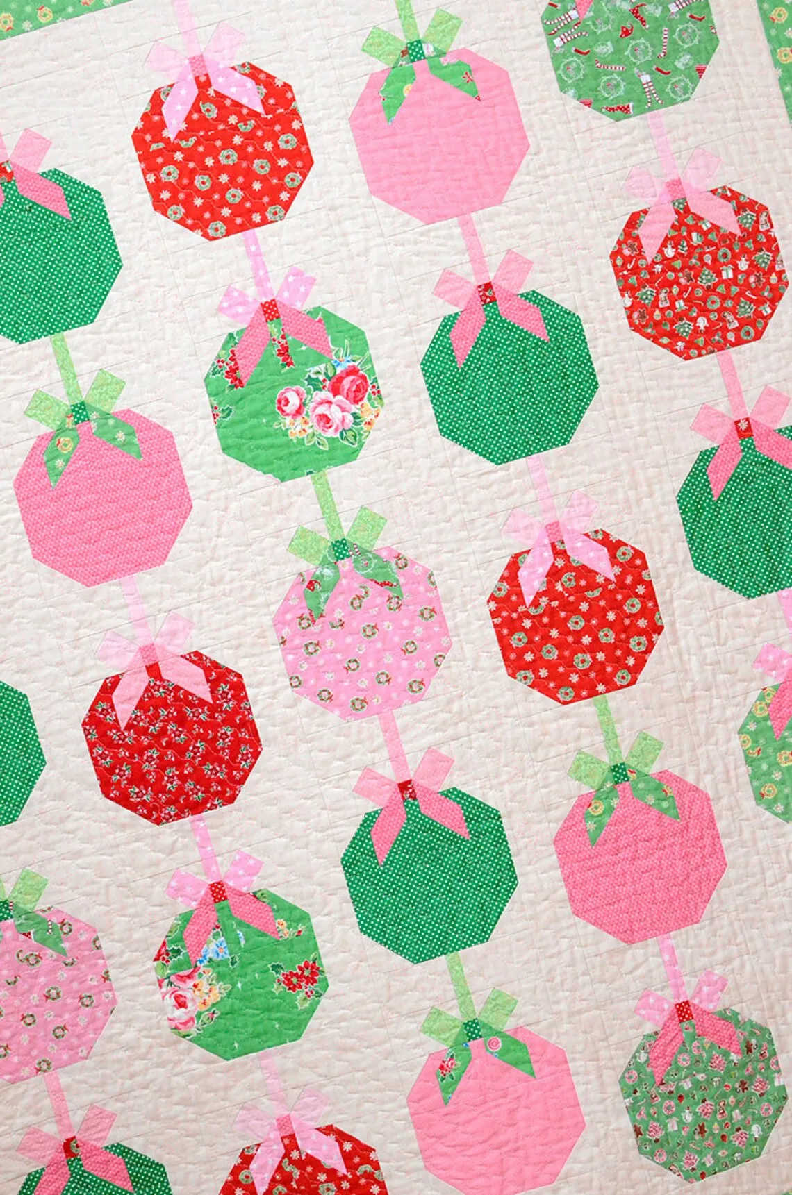 Pink and green baubles quilt pattern