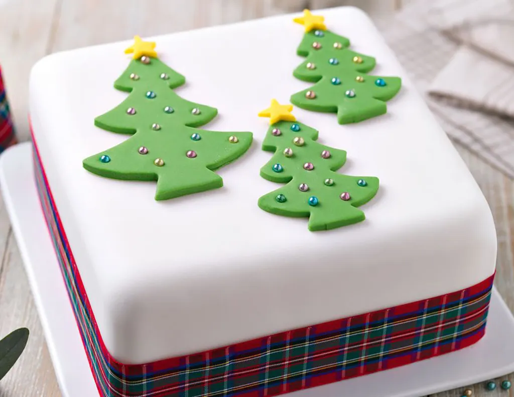 Tree topped Christmas cake decorating ideas