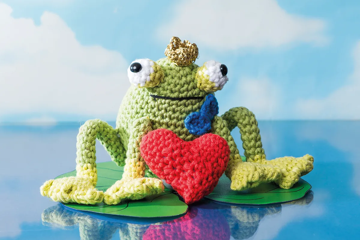 Free crochet frog pattern - header