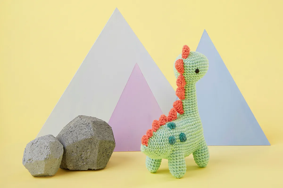 Free crochet dinosaur pattern - back