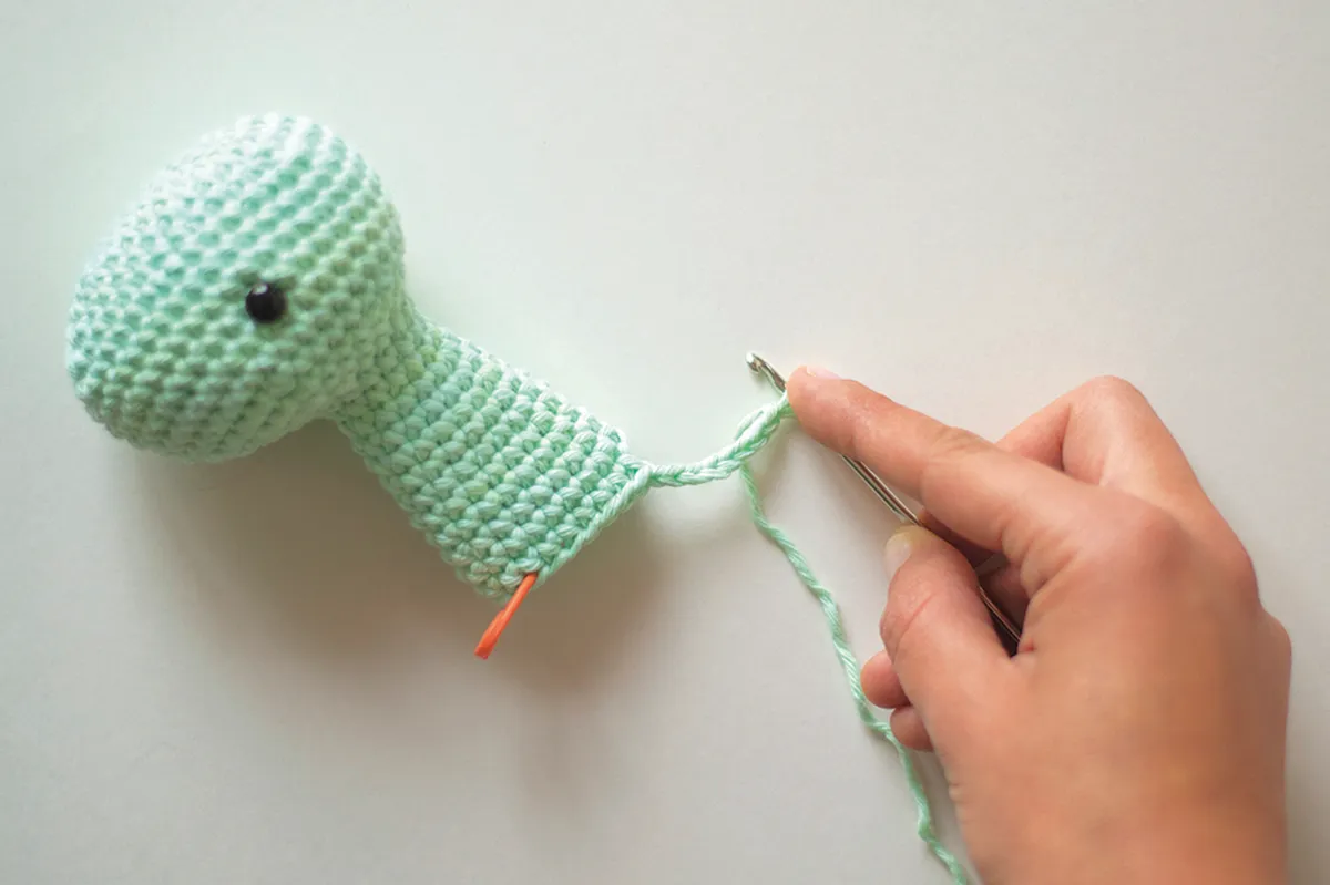 How to crochet a dinosaur - step4