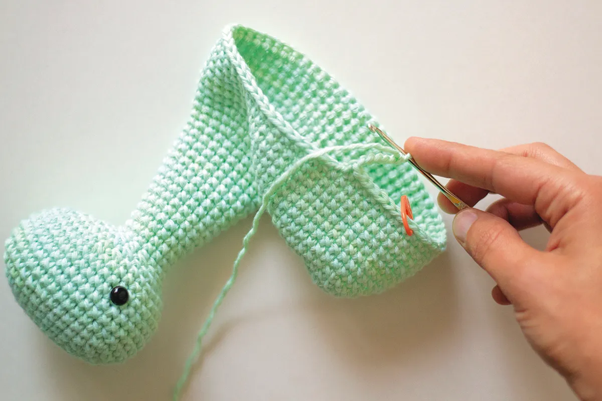How to crochet a dinosaur - step6