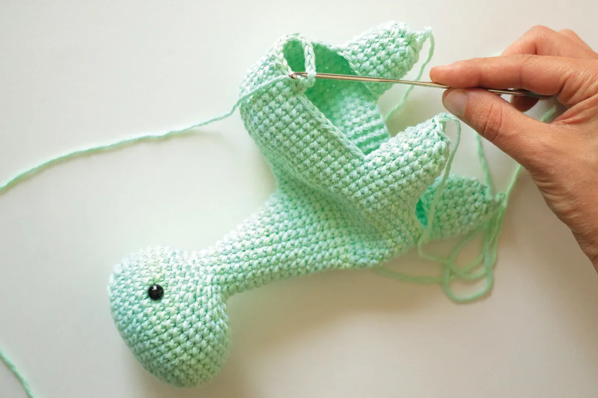 How to crochet a dinosaur - step7