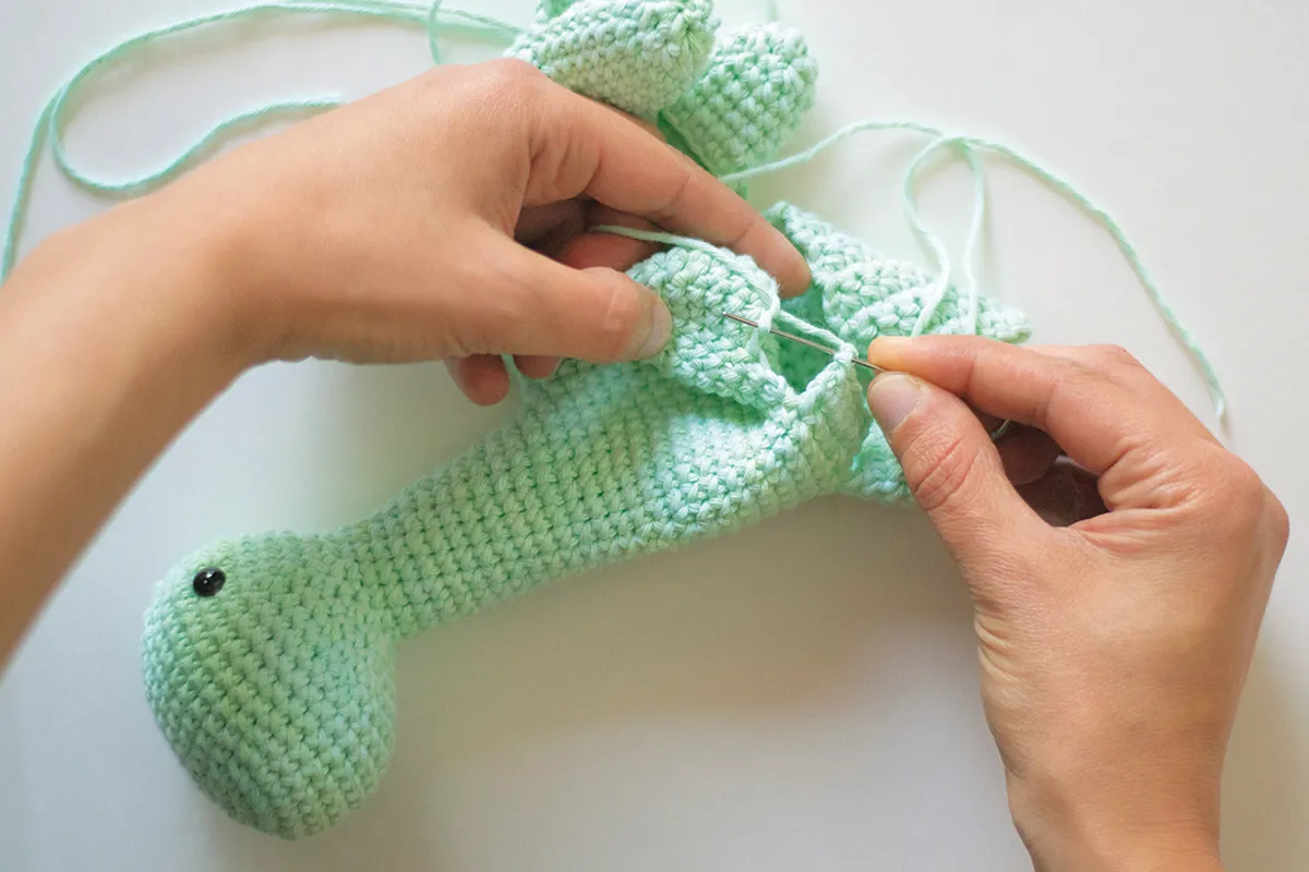 How to crochet a dinosaur - step9