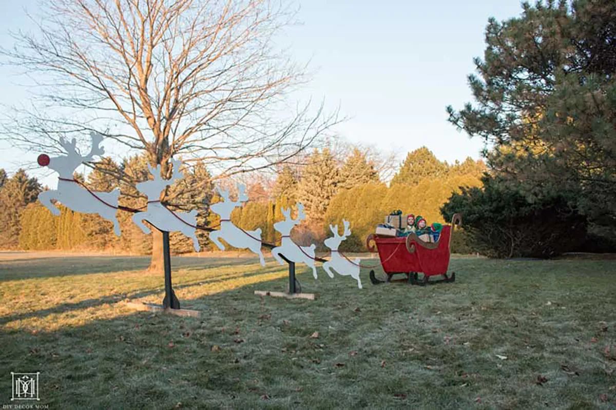 wooden-reindeer-and-diy-santa-sleigh-in-back-yard