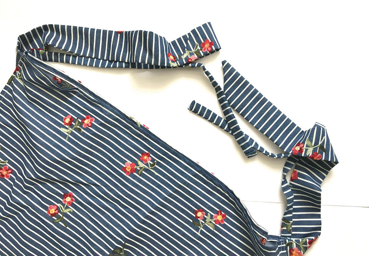 Stitch the ties to all corners with straps of the same width along each short edge