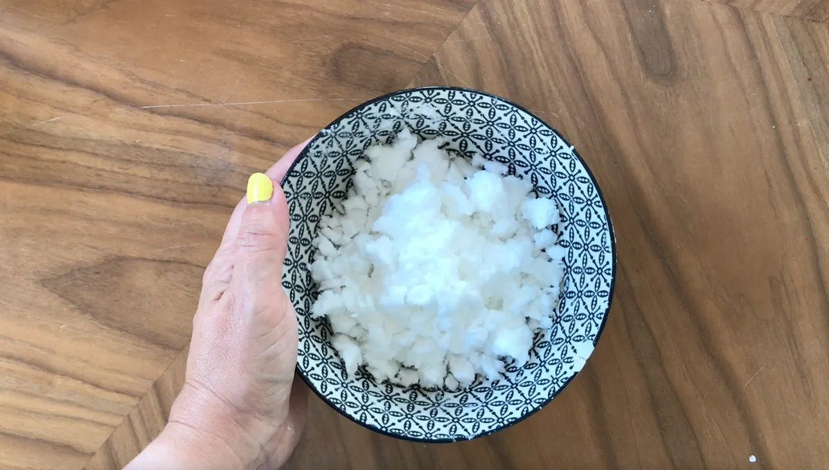 How to make fake snow with baking soda and cornstarch