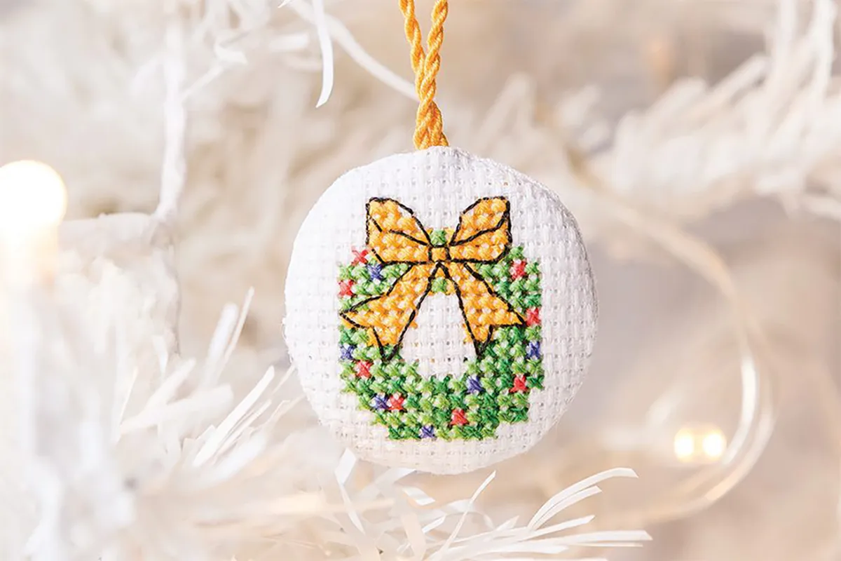 Christmas-wreath-cross-stitch-pattern