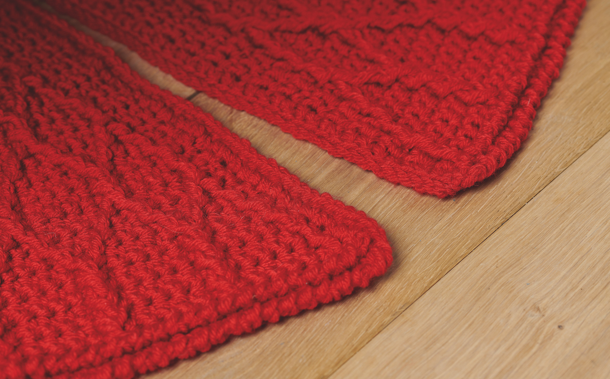 Make your own crochet Christmas tree skirt detail