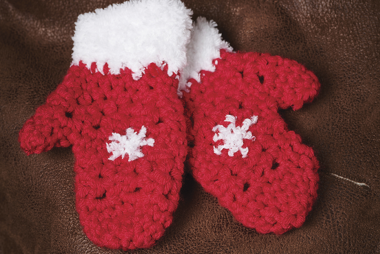 Free Christmas mittens crochet pattern flat