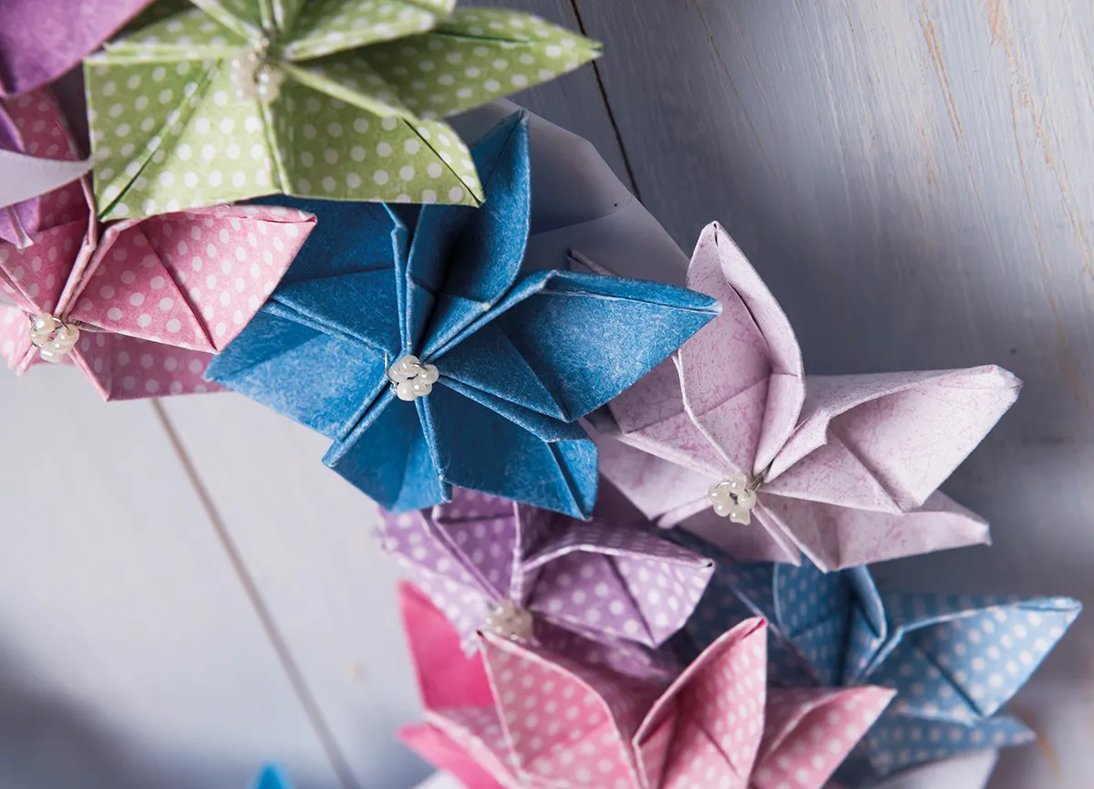 How to make an origami wreath - closeup