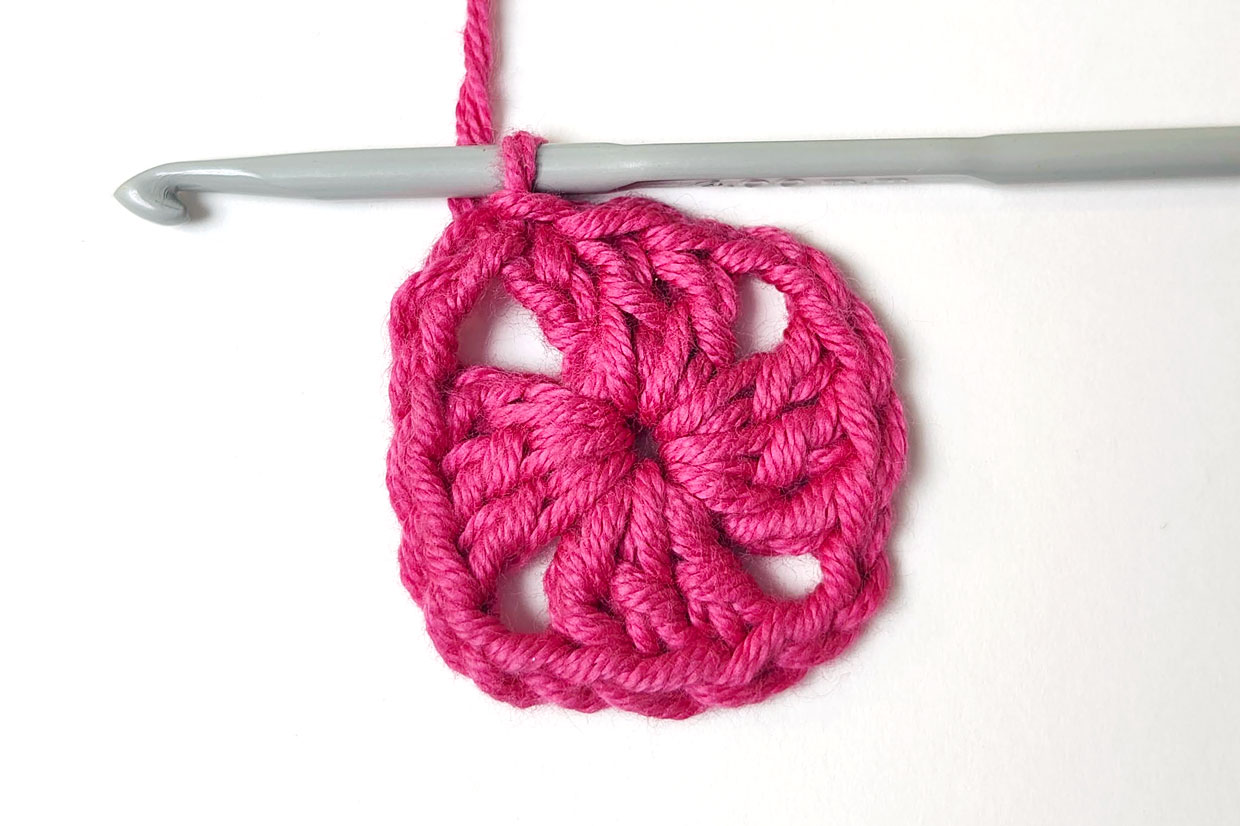 How-to-crochet-a-granny-square-step-01