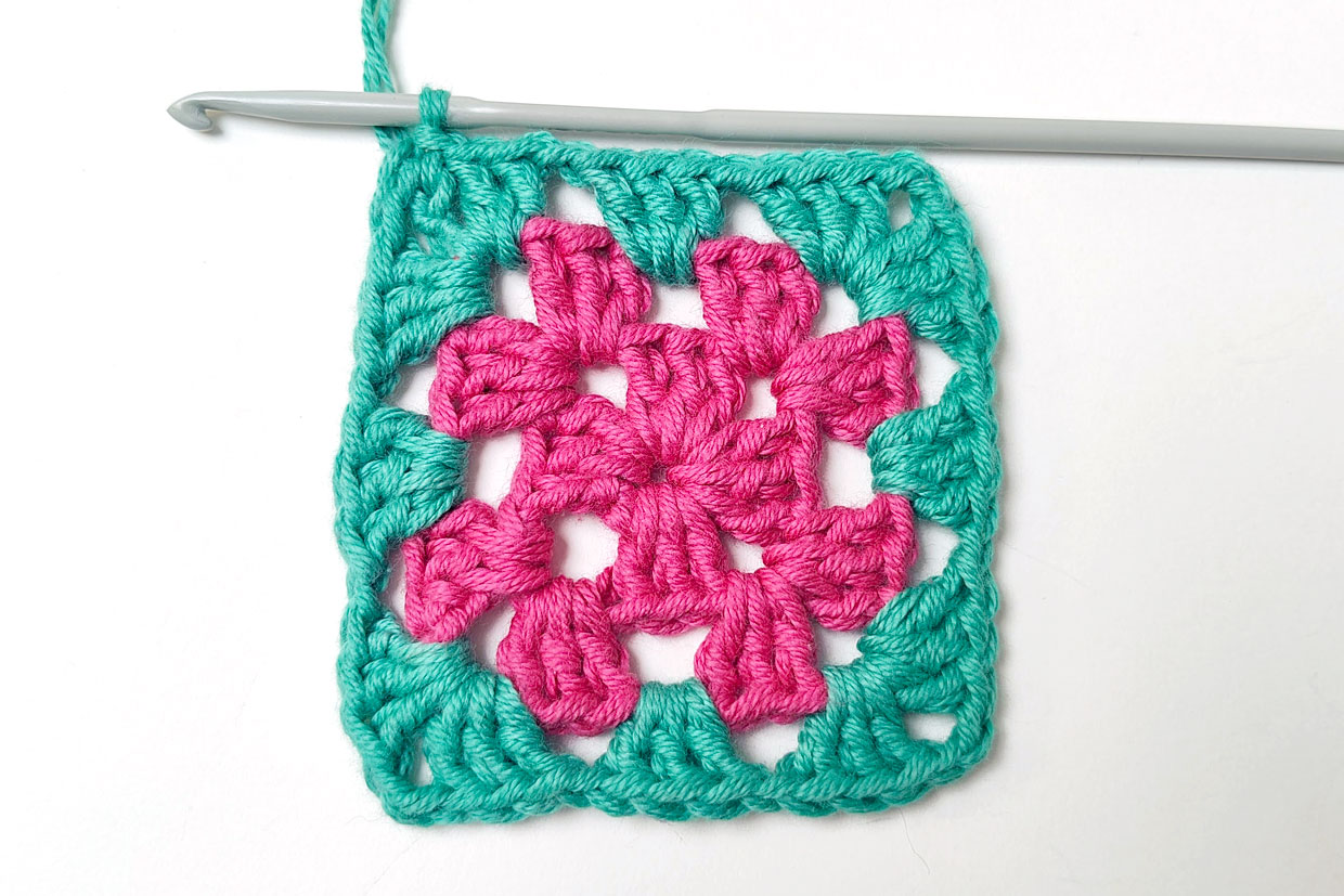 How-to-crochet-a-granny-square-step-03