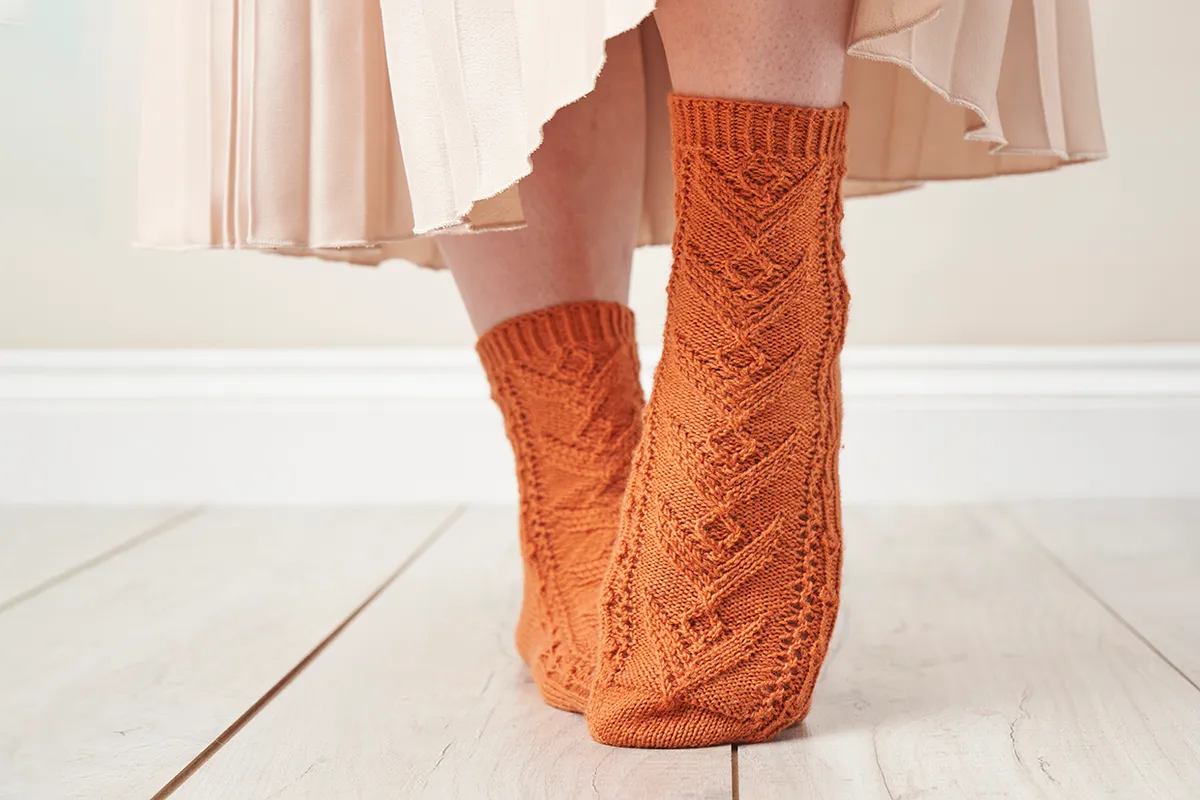 The Knitter 194 - textured socks
