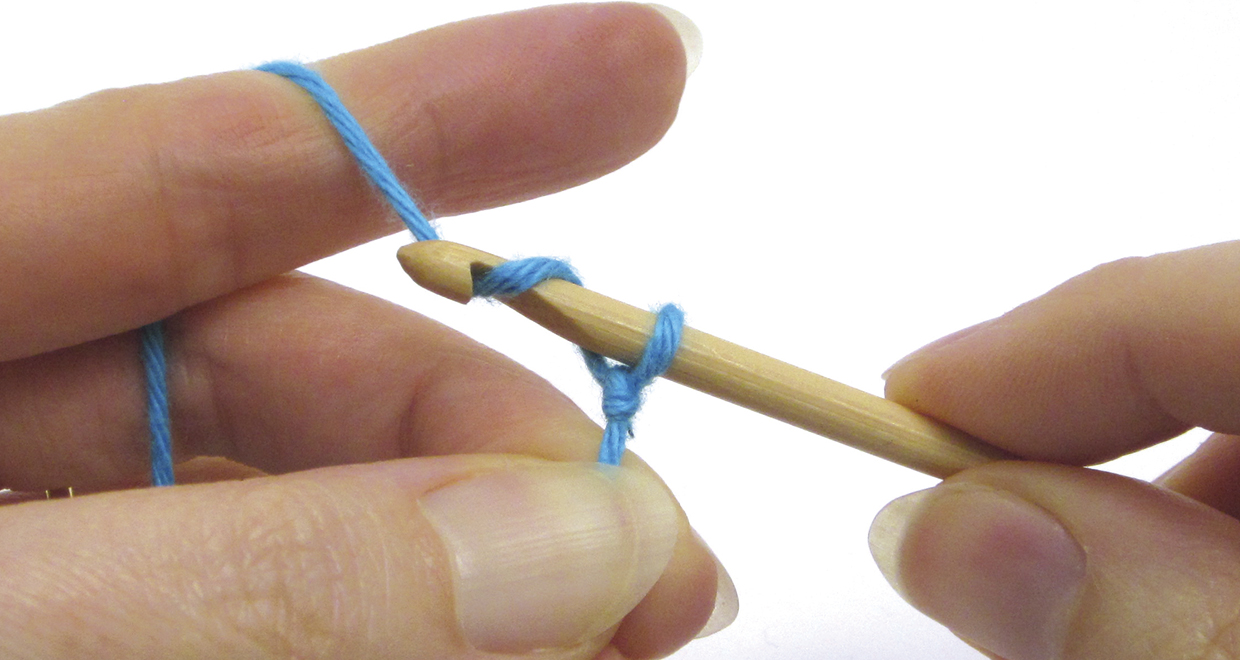 How to start a crochet chain – step 01b