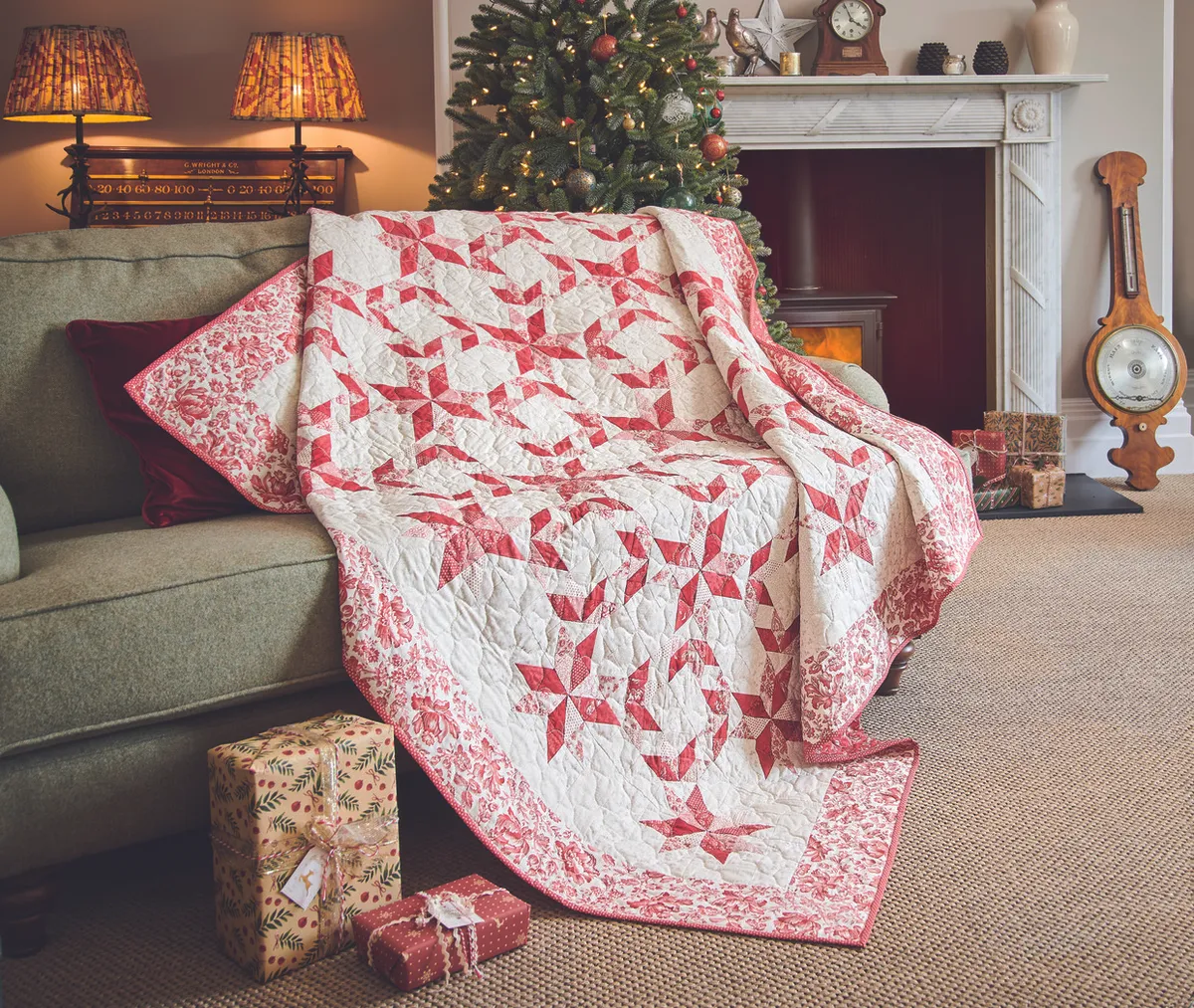 Lynne Goldsworthy's two colour Christmas quilt