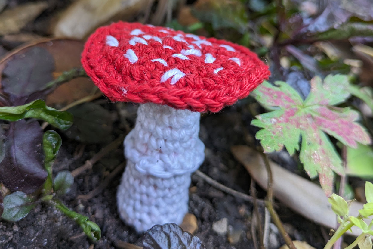 fly_agaric_free_crochet_mushroom_pattern