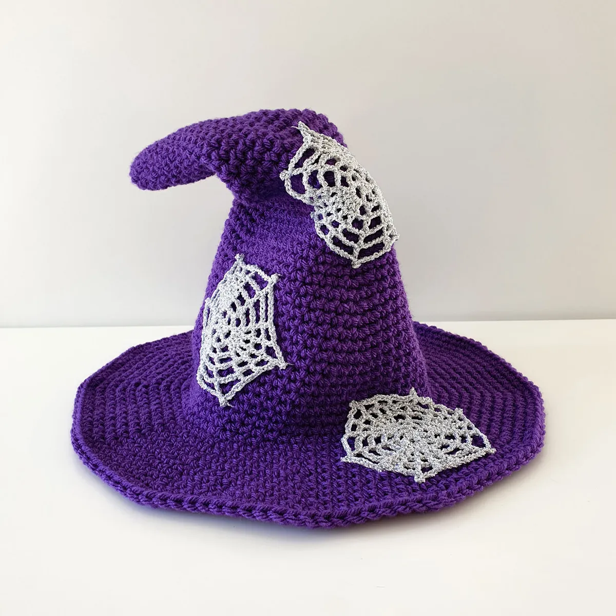 free-crochet-witch-hat-pattern-with-spider-webs-square