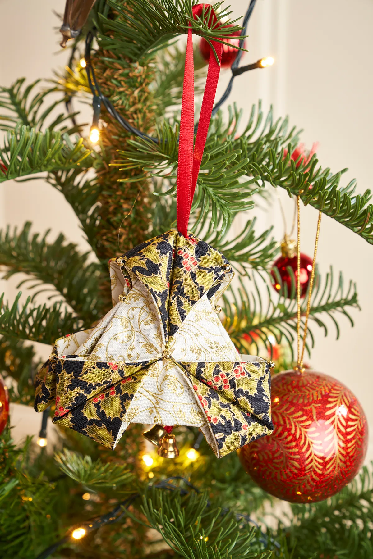 Free quilted Christmas bell ornament