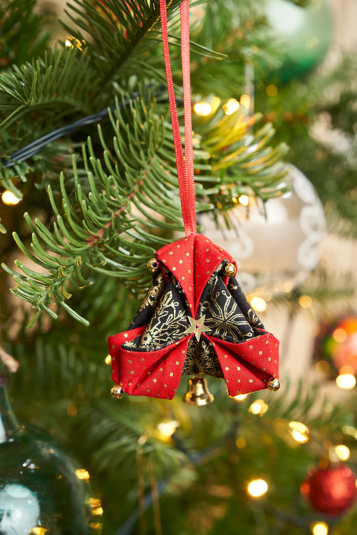 Free small quilted Christmas bell ornament