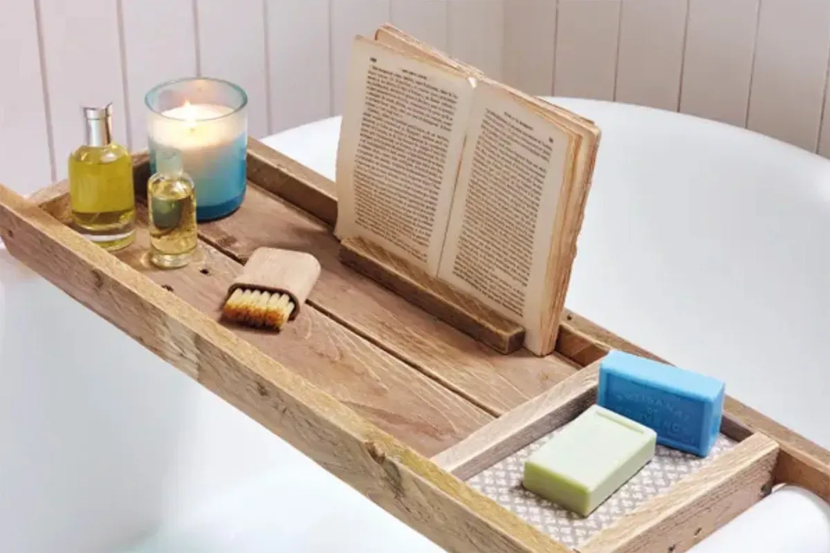 Wooden pallet bath shelf idea