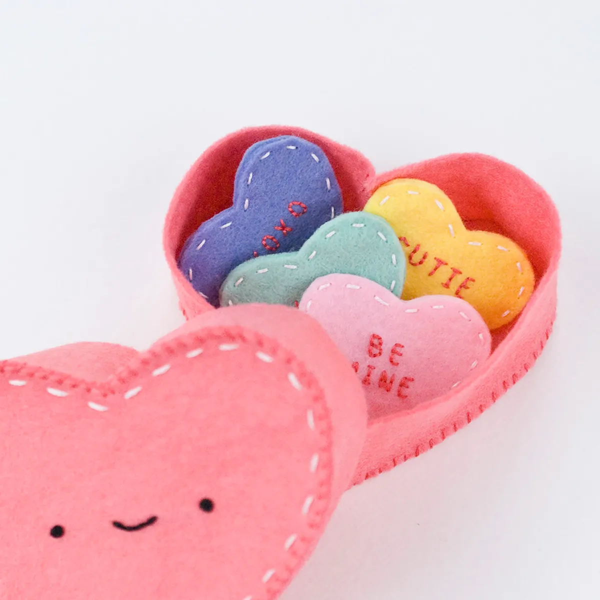 diy valentines decorations - love hearts in a pink felt box