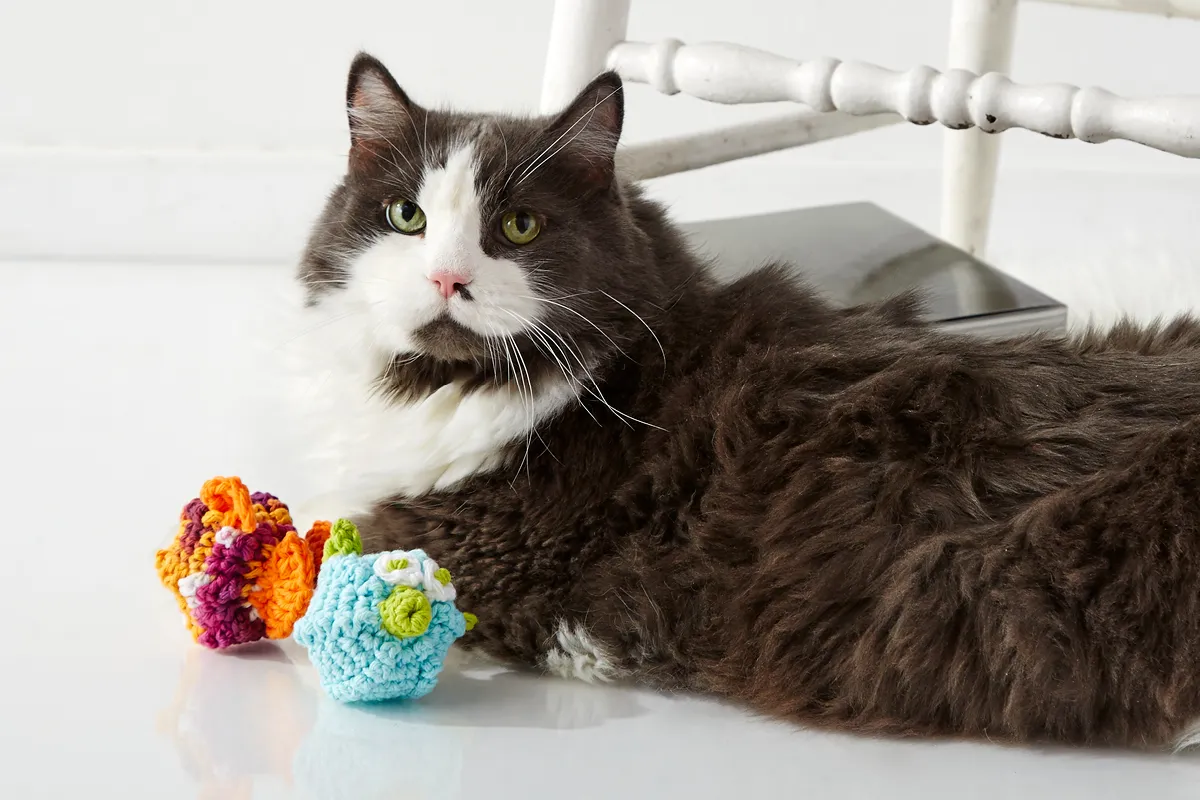 Crochet pufferfish cat toy